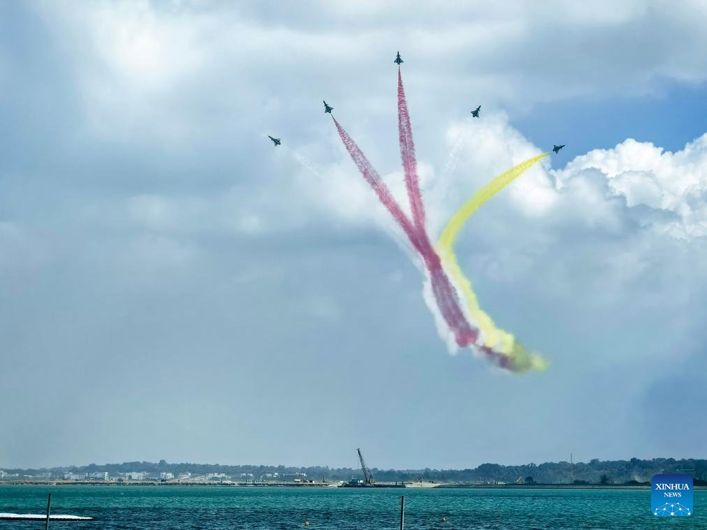 PuebloEnLnea's tweet image. #Aviones del Equipo Acrobático Bayi de la Fuerza Aérea del Ejército Popular de Liberación (#EPL) de China realizan un vuelo de validación durante la vista previa para medios del 10 Salón Aeronáutico de Singapur, en #Singapur, el 1 de febrero de 2026.