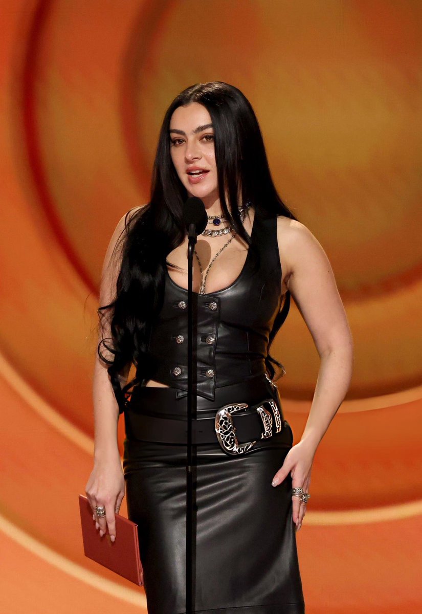 xcxsource's tweet image. Charli xcx stuns while presenting at the 68th Annual GRAMMY Awards 🖤