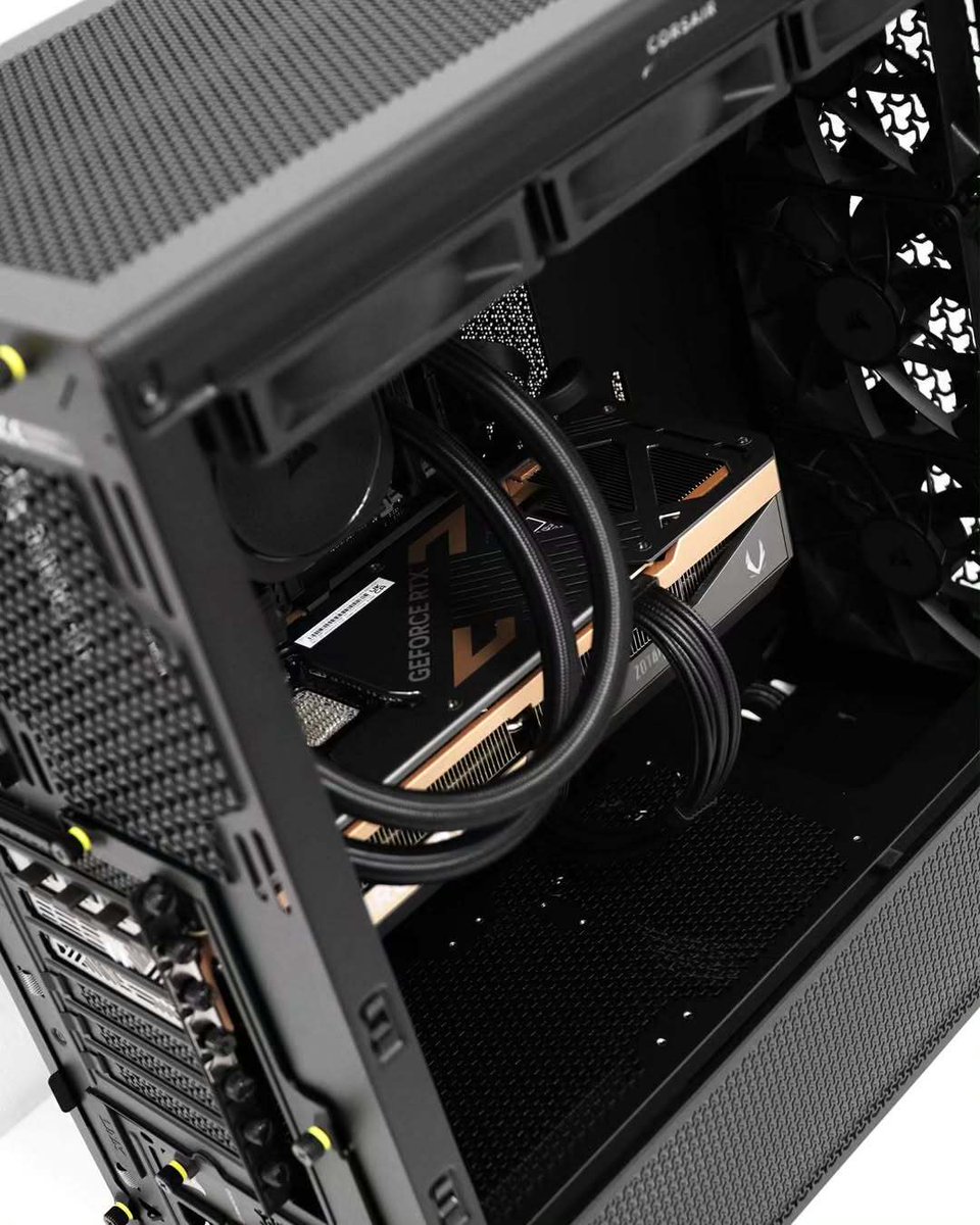 ZOTAC's tweet image. An all-black PC build with a splash of Titanium Gold ✨

IG: @cuboproject.computer

#ZOTACGAMING #ZOTAC #GEFORCE #RTX #PcBuild #GamingPC #PcSetup #Tech #PcHardware #PcComponents #PcGaming