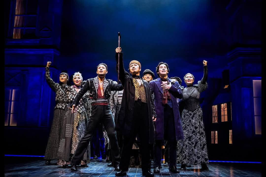 [#홍광호]

#뮤지컬 #물랑루즈 | 공연 사진 공개 💃🏻 

극장에 들어서는 순간 펼쳐지는 화려한 세계 
그 순간을 담은 공연 사진을 공개합니다 ✨