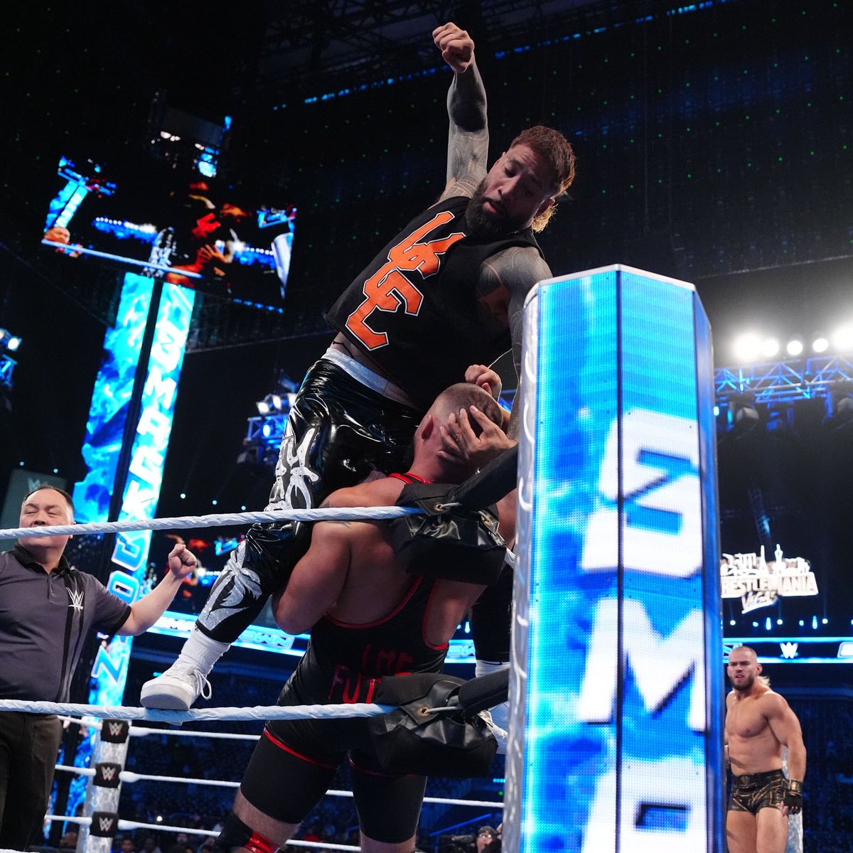 Get the crowd rockin’. Ꮺ NOT ½ @WWEUsos tweet media