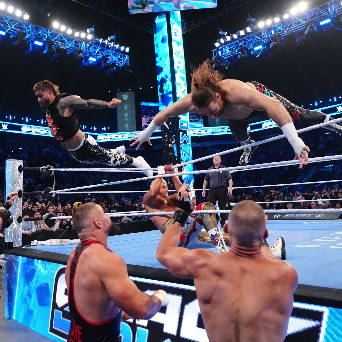 Get the crowd rockin’. Ꮺ NOT ½ @WWEUsos tweet media