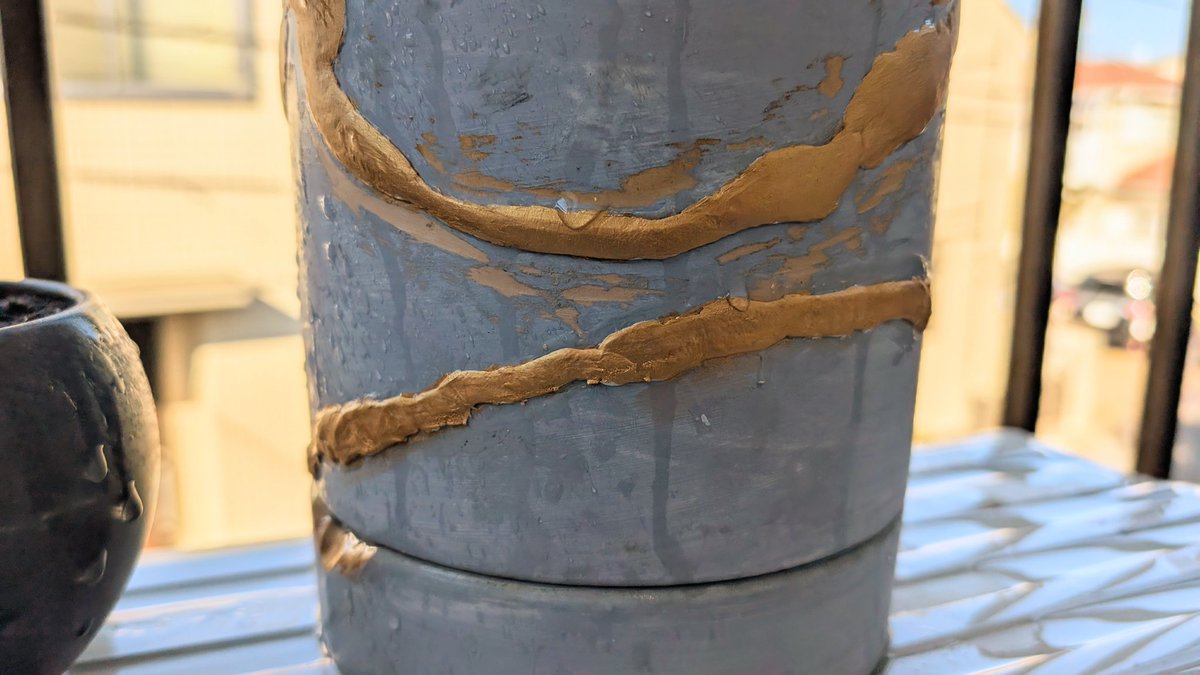 また嘘金継ぎした。ソフビ改造して貯金箱にしてるブースカ君のお腹割れちゃったんで人工肛門気味に補修。
鉢もまたヒビ入っちゃったので一本線で補修。
どんどん一点物感が強くなってる。