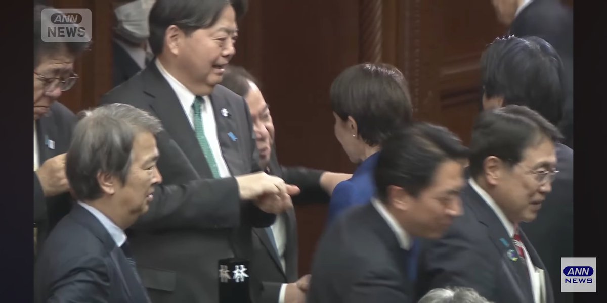 machyang's tweet photo. 衆議院解散の瞬間とか大好きなイベントの1つなんですけど
何が良いって万歳三唱だよ
この文化は残して欲しい
そして解散に納得している議員はその場で議員バッチを外すのも良い慣例の1つだよね
万歳しない議員が今
高市内閣に批判的な議員たち
そりゃ解散したくなるわなってくらいいる https://t.co/iao545bXzW