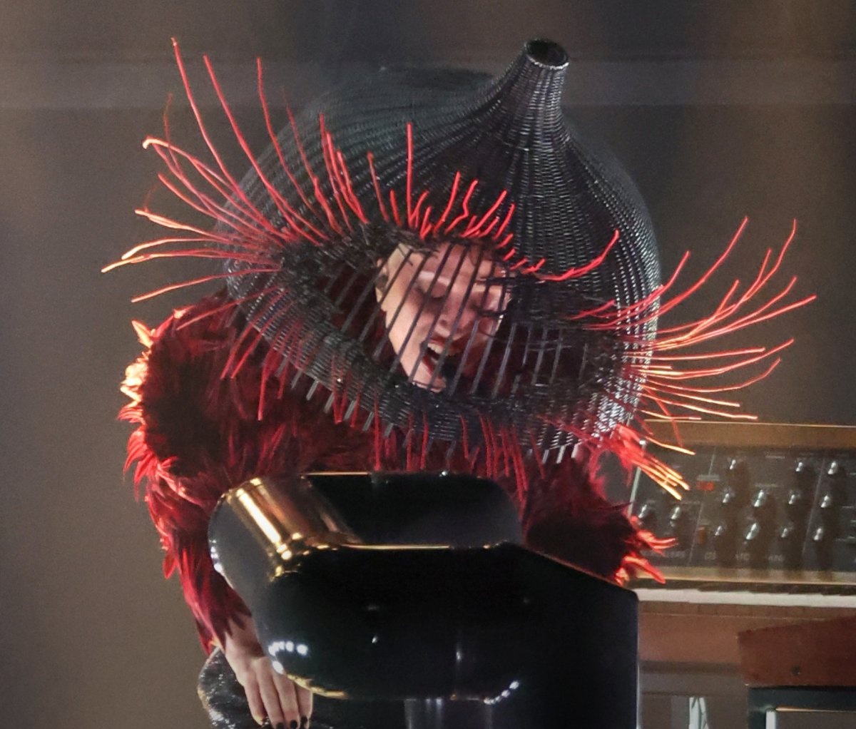El sombrero de Lady Gaga en los #GRAMMYs fue confeccionado por artesanos de Chimbarongo 🇨🇱