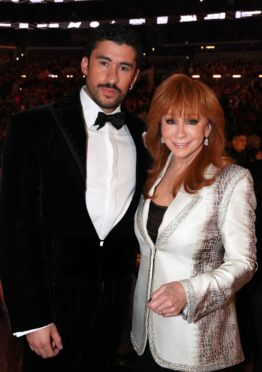 badbunnynetwork's tweet image. Bad Bunny y Reba McEntire en los Grammys. ❤️‍🔥