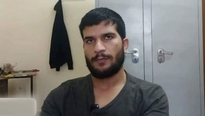 peldijiye's tweet photo. उमर का पूरा परिवार यह जानता था की उमर आतंकवादी बन चुका है लेकिन फिर भी उसके भाई-भाभी अब तक खुद को ऐसा बता रहे थे जैसे उन्हें पता ही नहीं था की उमर कितना बड़ा आतंकी है

यह जो उमर का वीडियो सामने आया है यह वीडियो उसके ही फोन से मिला

उमर ने अपना फोन अपने भाई और भाभी को दे दिया था और कहा था कि जैसे ही मेरे बारे में टीवी में कोई खबर आए तो यह फोन किसी नदी या तालाब में फेंक देना

फिर जैसे ही यह खुलासा हुआ की उमर आतंकवादी है तो उसके भाई और भाभी ने उसके फोन को तालाब में फेंक दिया था

फिर क्योंकि पूरा परिवार पुलिस गिरफ्त में है उसके बाद उसे फोन को रिकवर किया गया तब यह वीडियो मिला

और इसीलिए उमर का घर भी उड़ाया गया क्योंकि पूरा परिवार आतंकी है

और यह जो महबूबा मुफ्ती ओर ममता दीदी आंसू बहा रही है कि अगर उमर आतंकी था तो उसके परिवार को क्यों सजा दी गई

तो पूरा परिवार ही आतंकवादी बन चुका था और पूरे परिवार को पता था की उमर क्या-क्या कर रहा है मगर फिर भी किसी ने पुलिस को सूचना नहीं दी।