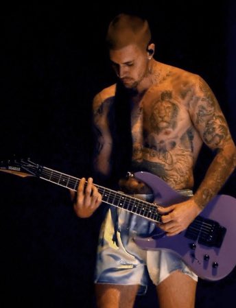 Most of you weren’t even born but Justin has conquered stages in boxers before today’s #GRAMMYs