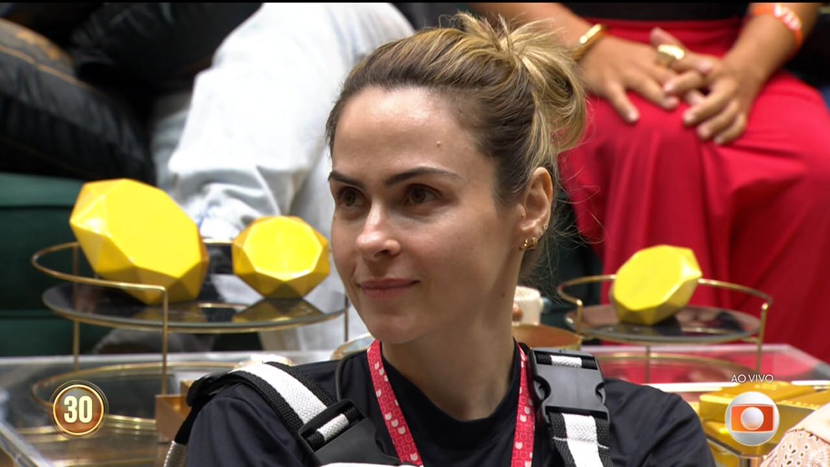 canalantenados's tweet image. Ana Paula: "Diferentemente do povo desse resort de luxo all inclusive, acredito que o povo de casa está acompanhando o que tenho feito, jogado, pensado de verdade. Peço encarecidamente, porque quero muito ficar." #BBB26