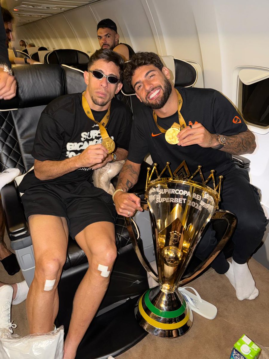 Corinthians's tweet photo. Os autores da conquista do título com o título! 🏆

📸 Gustavo Vasco / Corinthians

#SuperBicampeão
#VaiCorinthians https://t.co/6h4DpxoycO