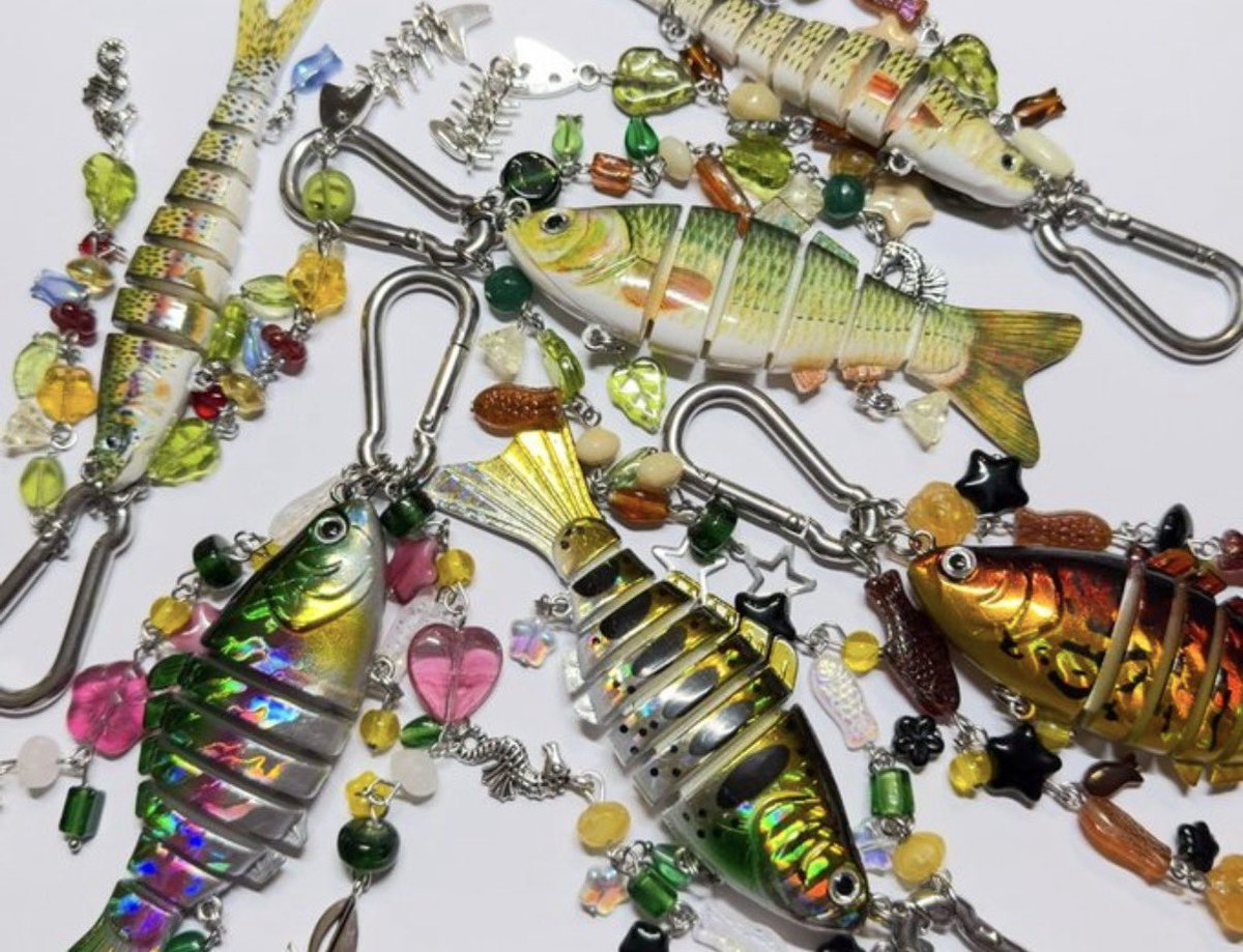 braceletladyy's tweet photo. fishy carabiner giveaway!! 🐟🐠🎣

one winner will recieve a free fish carabiner!! 

to enter
-follow me + rt this tweet!!

also have custom orders open now! ⬇️
https://t.co/S1gNDK71Ij https://t.co/5FPOoBaOJJ
