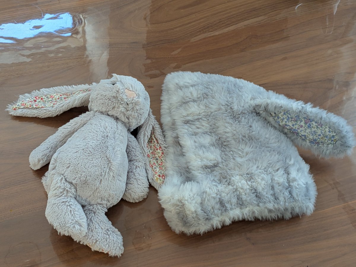 pocchacha's tweet photo. うさ耳帽子🐰🧶
指定糸は廃番だし、ベビーの時からのお友達のJellyCatのウサちゃんみたいにしたくて糸を選んだものの、空前の編み物ブームで糸が消え買い足せず2年越し（？！）で完成✨
まだ寒い内に仕上がって良かった🥹
------------------
📖ベビーと小さな子どものための手編み
🧶DreamCat9玉 https://t.co/D3qonXZYQ2