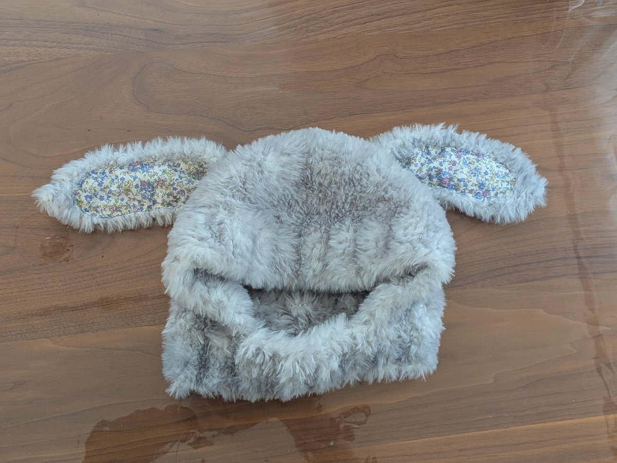 pocchacha's tweet photo. うさ耳帽子🐰🧶
指定糸は廃番だし、ベビーの時からのお友達のJellyCatのウサちゃんみたいにしたくて糸を選んだものの、空前の編み物ブームで糸が消え買い足せず2年越し（？！）で完成✨
まだ寒い内に仕上がって良かった🥹
------------------
📖ベビーと小さな子どものための手編み
🧶DreamCat9玉 https://t.co/D3qonXZYQ2