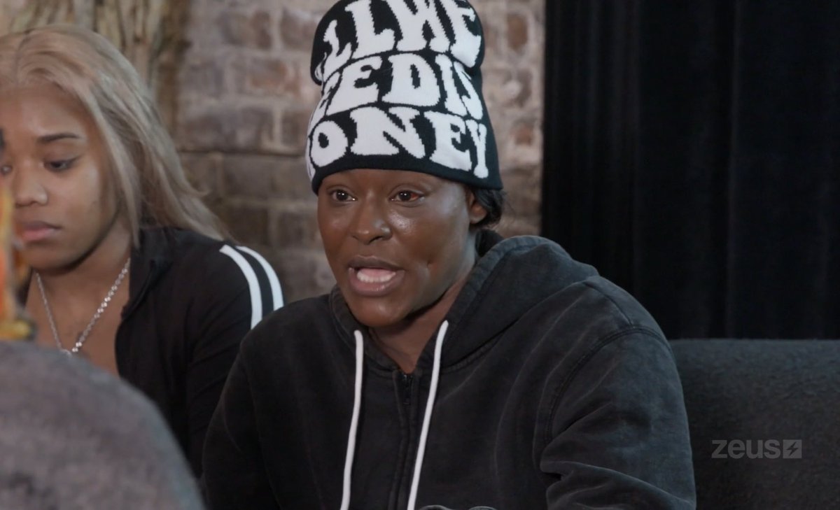 RayMarajTV's tweet image. Imagine being weird, ugly, old, aggressive with no common sense. #BaddiesUSA