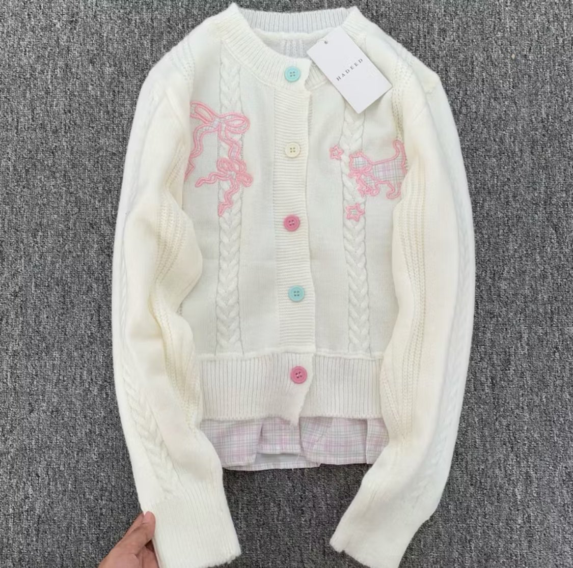 ireumeopseoo's tweet photo. guys guys gua nemu cardigan rajut super gemesss 🧶😩

a thread- https://t.co/OjQMJ8hVyy