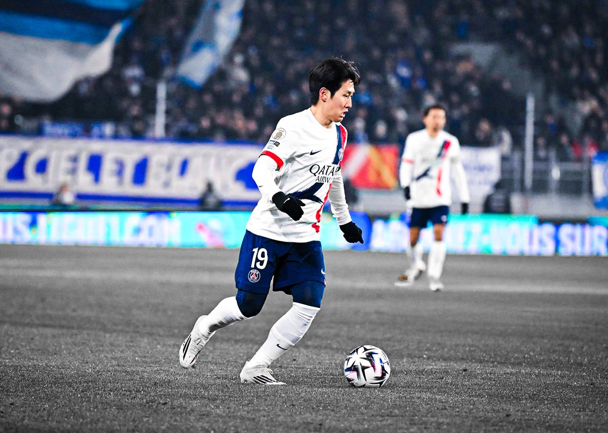 PSG 내부에서는 강인보다 기술적으로 뛰어난 선수는 없다는 의견이 일제히 나오고 있다. 루이스 엔리케 감독은 "그는 볼 소유권을 유지하는 중요한 능력을 갖고 있다"며 "상대 팀이 공격적으로 수비할 때 압박 속에서도 공을 잃지 않는 선수가 중요하다. 그는 수비와 공격 모두에서 좋은 활약을