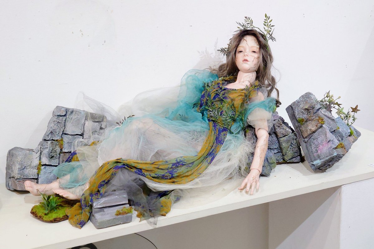 #スパンアートギャラリー さんで開催中の「wonder doll in JAPAN」より、#三輪輝子 先生の ソフォラ をご紹介します。

昨年12月にみなとみらいギャラリーで開催された マイ・クリエイティブ・ドール展で、大掛かりなセットの中にいたオールビスクの作品です。
展示場所が違うと印象もかわりますね。