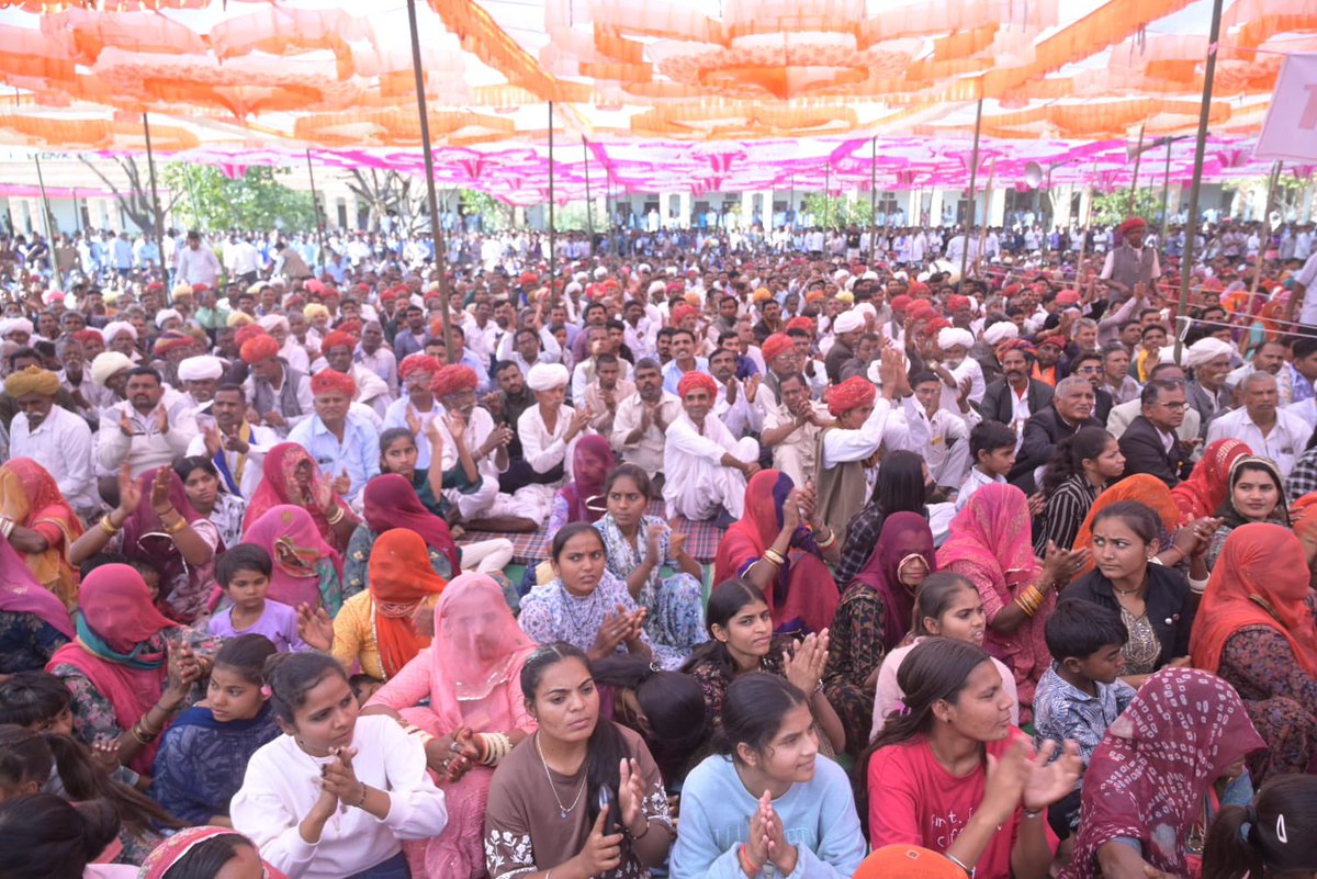 GoparamINC's tweet photo. मेघवाल समाज शिक्षण संस्थान, मूंगडा रोड, बालोतरा में आयोजित जिला स्तरीय महासम्मेलन अत्यंत सफल, प्रेरणादायी एवं ऐतिहासिक रहा। 
समाज के वरिष्ठजनों, युवाओं, मातृशक्ति एवं सभी समाजबंधुओं के इतनी बड़ी संख्या में जनसैलाब ने कार्यक्रम को सार्थक बनाया।

महासम्मेलन में समाज की एकता, शिक्षा को बढ़ावा, सामाजिक कुरीतियों के उन्मूलन तथा भेदभाव के विरुद्ध सामूहिक आवाज जैसे विषयों पर विचार-विमर्श हुआ।