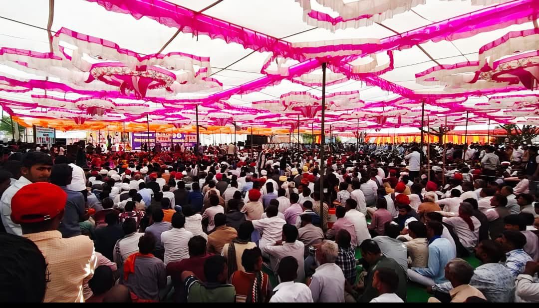 GoparamINC's tweet photo. मेघवाल समाज शिक्षण संस्थान, मूंगडा रोड, बालोतरा में आयोजित जिला स्तरीय महासम्मेलन अत्यंत सफल, प्रेरणादायी एवं ऐतिहासिक रहा। 
समाज के वरिष्ठजनों, युवाओं, मातृशक्ति एवं सभी समाजबंधुओं के इतनी बड़ी संख्या में जनसैलाब ने कार्यक्रम को सार्थक बनाया।

महासम्मेलन में समाज की एकता, शिक्षा को बढ़ावा, सामाजिक कुरीतियों के उन्मूलन तथा भेदभाव के विरुद्ध सामूहिक आवाज जैसे विषयों पर विचार-विमर्श हुआ।