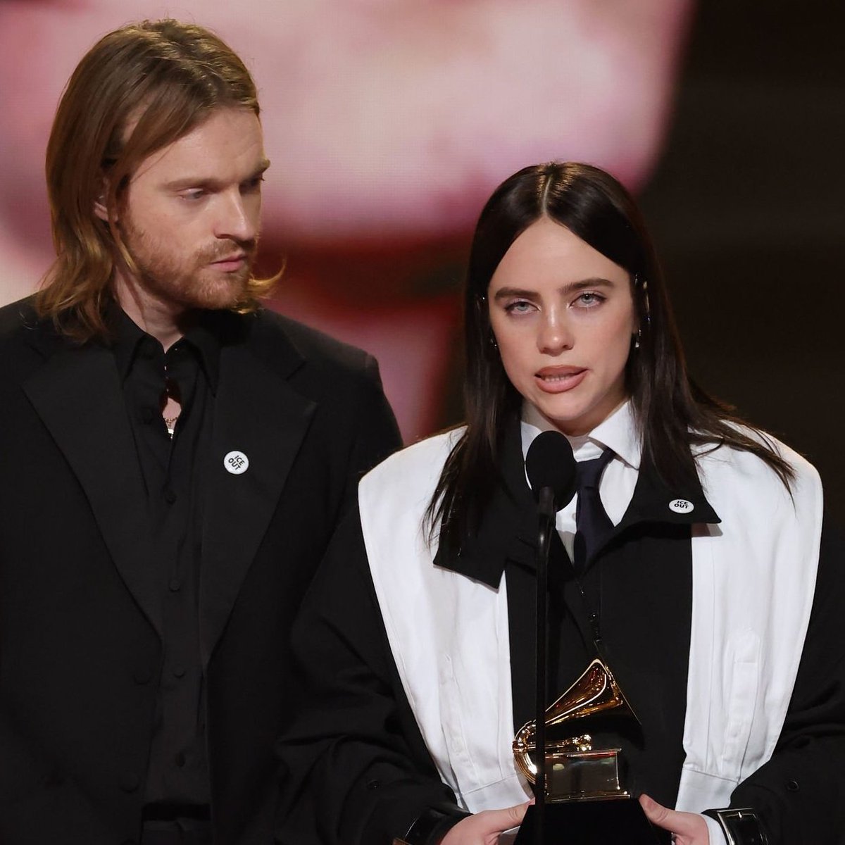 InfoBillieBR's tweet image. Billie Eilish ao vencer o Grammy de Canção do Ano:

"Ninguém pode ser considerado imigrante ilegal numa terra que foi ROUBADA."