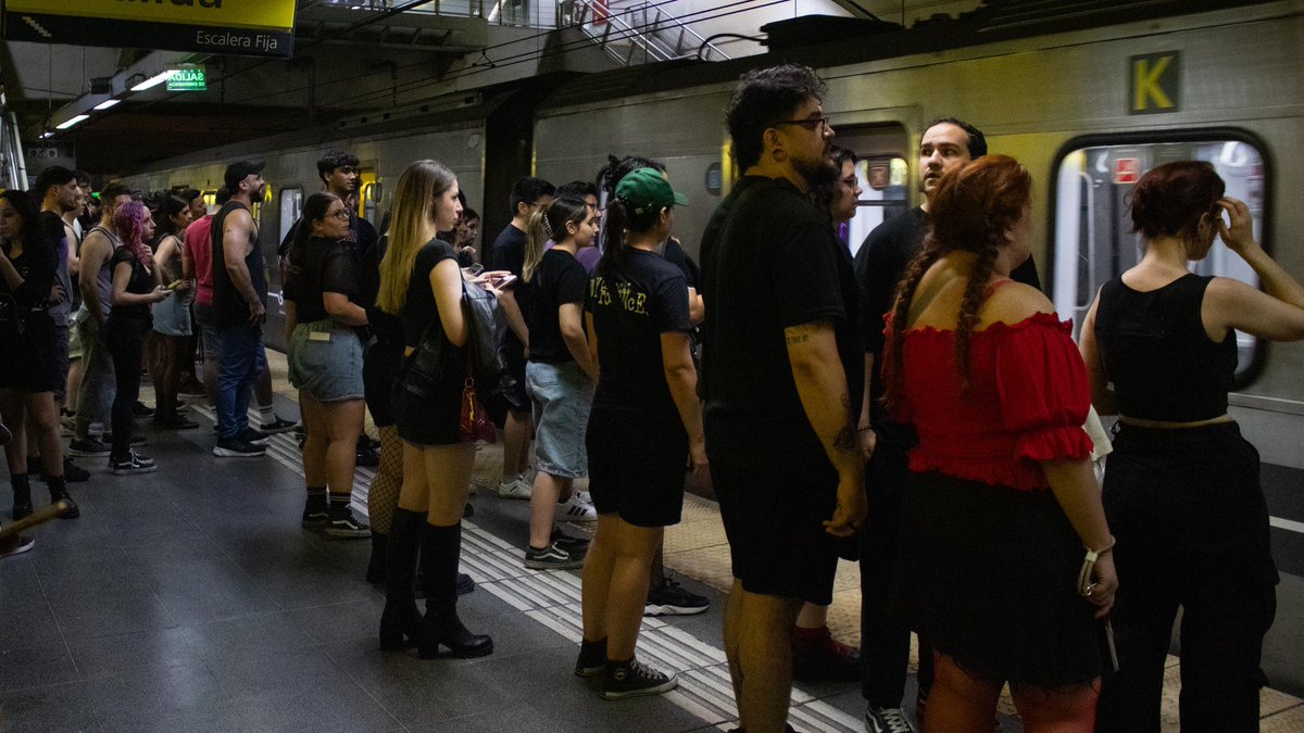 basubte's tweet photo. 🖤 ¡Línea H con H de Helena!

👉 Así fue la vuelta de My Chemical Romance gracias a la extensión horaria de la Línea H.

#Subte #BuenosAires #MyChemicalRomance #MCR https://t.co/apkoRGAQkz