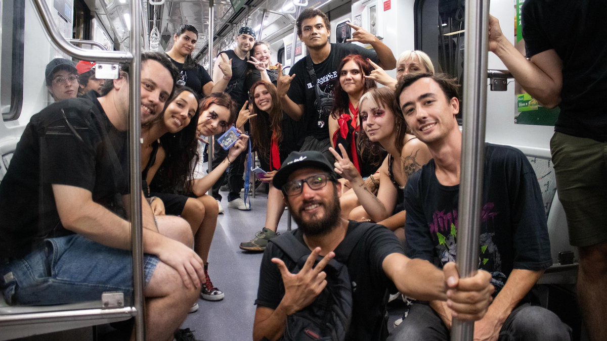 basubte's tweet photo. 🖤 ¡Línea H con H de Helena!

👉 Así fue la vuelta de My Chemical Romance gracias a la extensión horaria de la Línea H.

#Subte #BuenosAires #MyChemicalRomance #MCR https://t.co/apkoRGAQkz