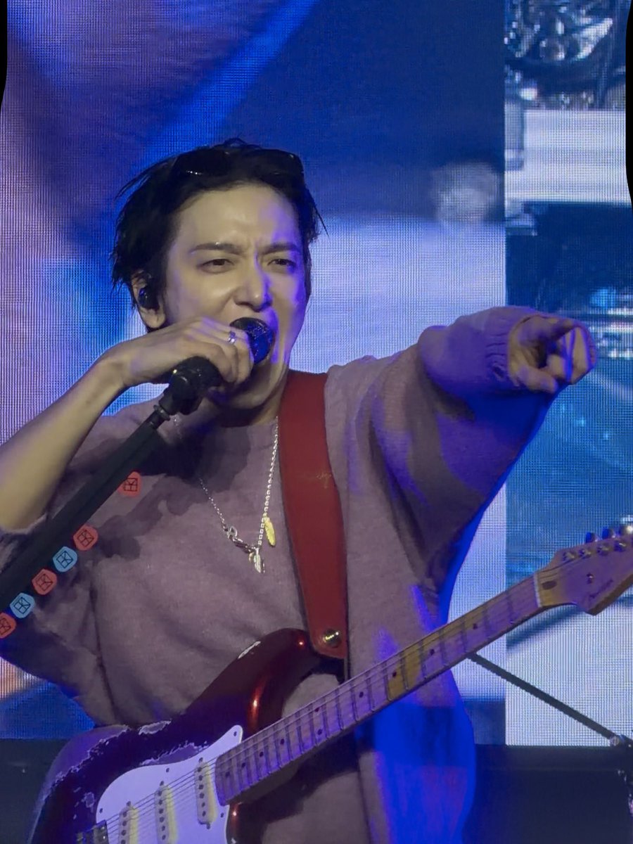 씨엔블루 정말 잘하더라고요 용화님 잡도리에 저 죽을 뻔햇습니다 다리가절대안된다그래서 살짝 무릎바운스햇더니 바로 와서 잡도리하심ㅜ 삿대질1나번에 홀린듯이에바뛰어겐.. 좀 지나니까 에바뛰멘트도않하심 무슨 주술걸린 사람들마냥 관객들이 타이밍 맞게 에블바이뛰어!!!!!! 하고 달림;;