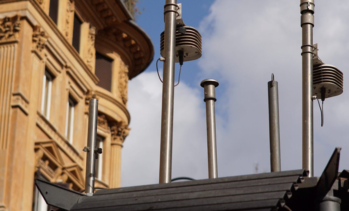 #CheAriaFa
Qualità dell’aria in miglioramento: l’ <a href="/ARPALazio/">ARPA Lazio</a>  ha presentato alla stampa i dati 2021–2025. 
Per la prima volta, nel 2025, a Roma non si sono registrati superamenti dei limiti NO₂, l’inquinante maggiormente legato al traffico veicolare.
👉snpambiente.it/notizie/qualit…