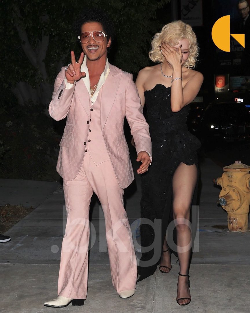 roseannepics's tweet image. ROSÉ AND BRUNO LOOK AT THEM