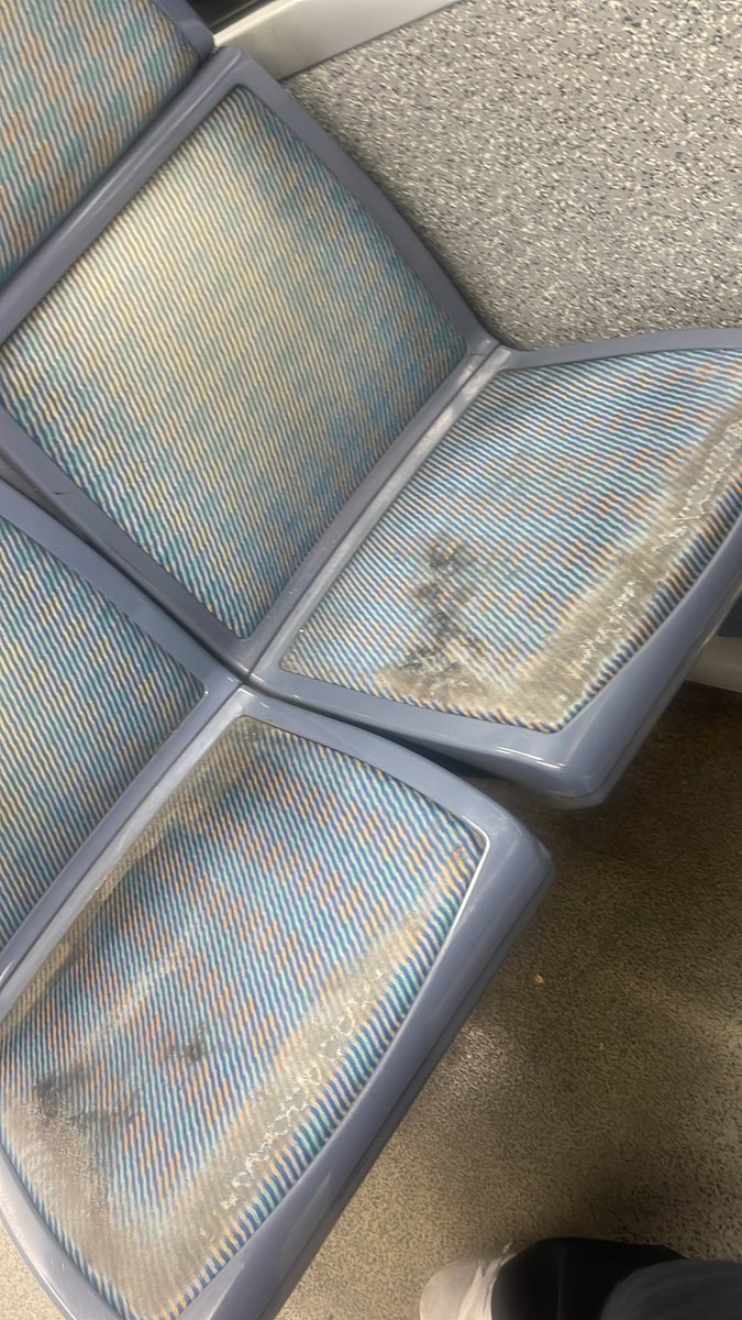 neymarj04439544's tweet photo. @Ligne4_RATP les sièges ont en parle? 
Payer 90 euro pour ça https://t.co/CcucT9P5IA