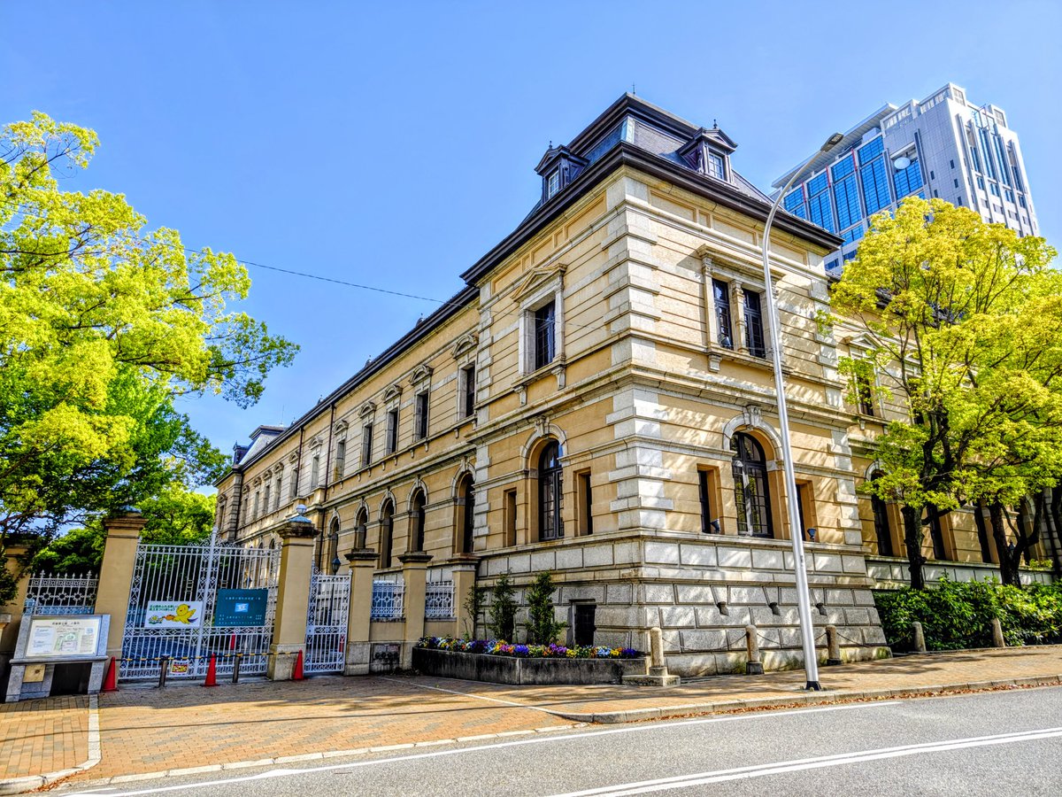 現在、「兵庫県公館」として使われている旧兵庫県庁舎。フランス・ルネッサンス様式の壮麗な外観です。
設計は現存する建物では旧東京音楽学校奏楽堂など、数多くの学校建築を手掛けた山口半六さん。1902年に建てられました。