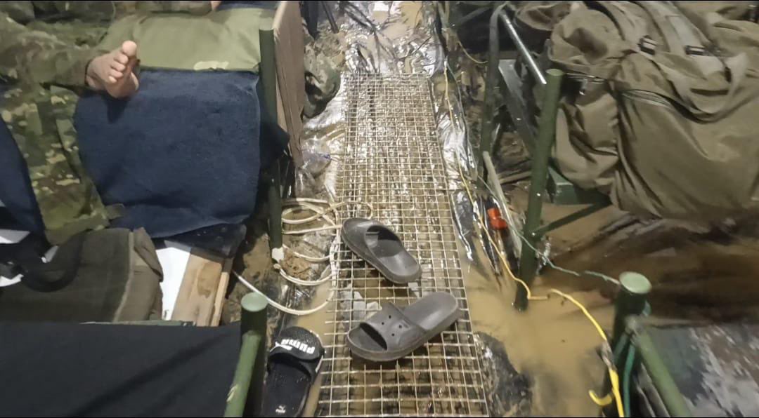 Así viven nuestros soldados en la Cárcel del Encuentro. Un Gobierno, inútil, indolente, corrupto y ausente, solo puede generar mal vivir.
Mi abrazo solidario a nuestros soldados y sus familias. Lo que están pasando es absolutamente innecesario.
#NosGobiernanDelincuentes