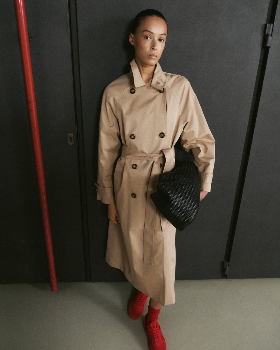 Tailoring and precise layering come together in looks that feel composed, confident and effortlessly modern ✨ Discover the new collection at go.mango/newnowwoman
Coat: 27054780 &amp; 27044774 
Jacket: 27024102 
Skirt: 27043337 
Trousers: 27064101 
Bag: 27062537 
#MangoWoman