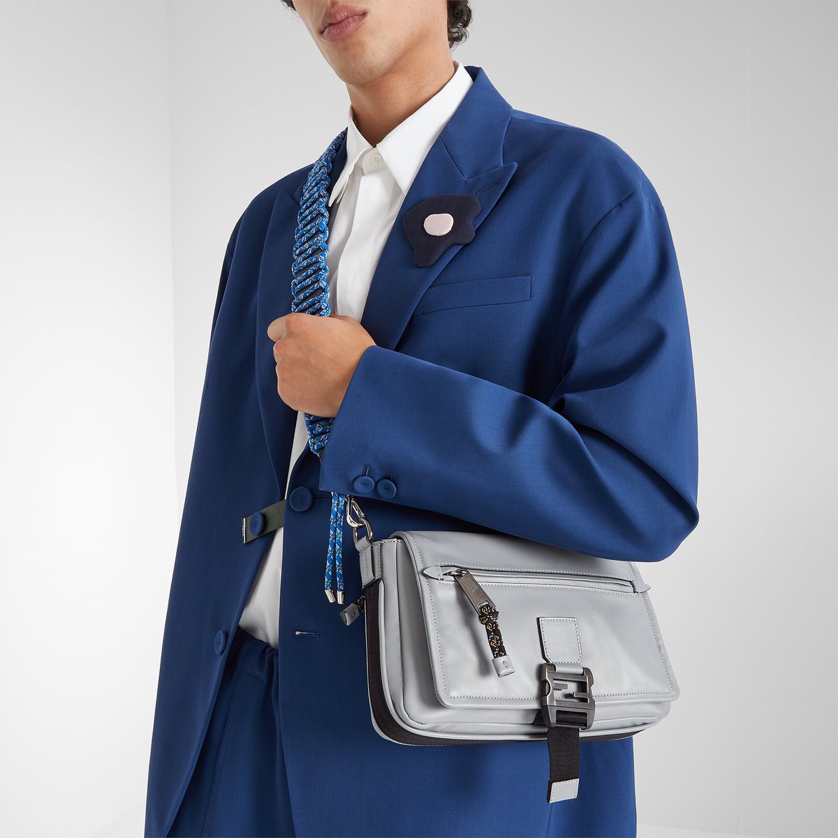 【FENDI】メッセンジャーバッグ　デニム　ロゴ　ブルー系 2026年春夏の新作、ブラックのスムースカーフレザーを使用した