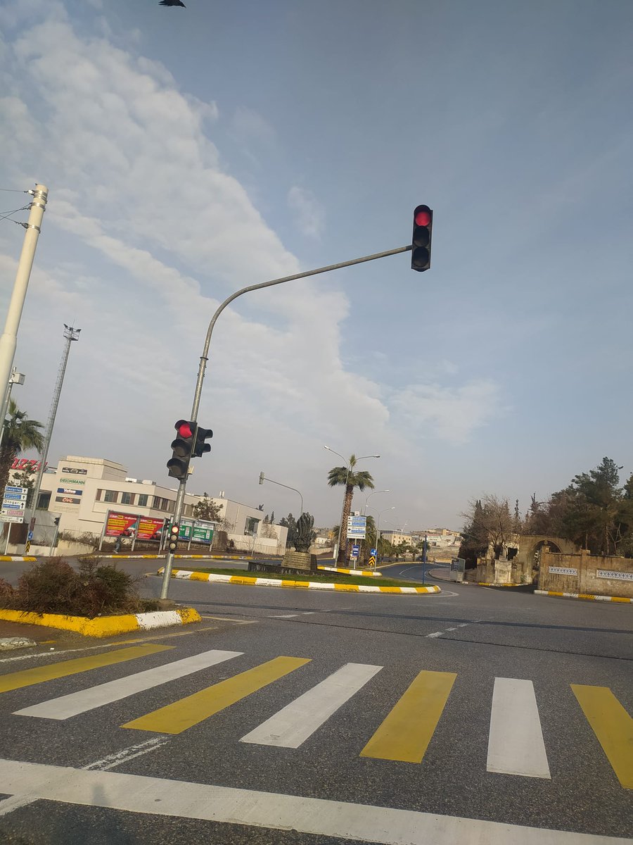 ⚠️🎒 2025–2026 eğitim öğretim yılı 2. dönemi başladı!

Okul çevrelerinde LED’li, güneş enerjili yaya geçitleri aktif durumda.
Bu alanlar sıradan bir yol değil, çocuklarımızın günlük geçiş güzergâhıdır.

🚸 Yaya geçitlerinde:
❗ Hızınızı düşürün
❗ Yaya önceliğine mutlaka uyun
❗