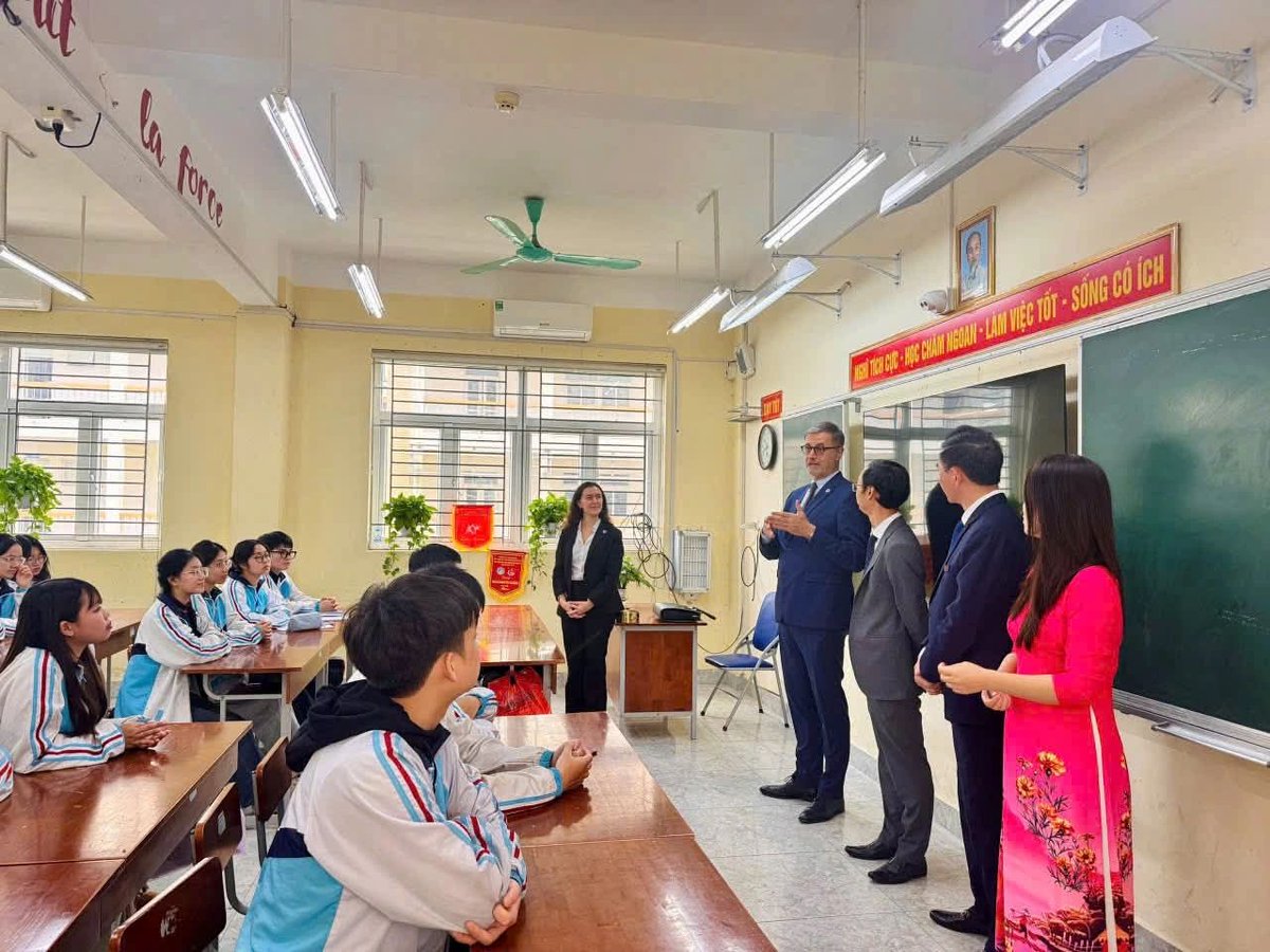 FranceAuVietnam's tweet photo. 🇻🇳 À Thái Nguyên, le Lycée d’excellence rejoint #LabelFrancEducation 🏫✨ Une reconnaissance de la qualité de l’enseignement du français et de l’engagement pour la #Francophonie 🌏
Également une réunion fructueuse entre M. l'Amb Olivier Brochet et les dirigeants de la province🤝 https://t.co/jVf8OBQ3zt