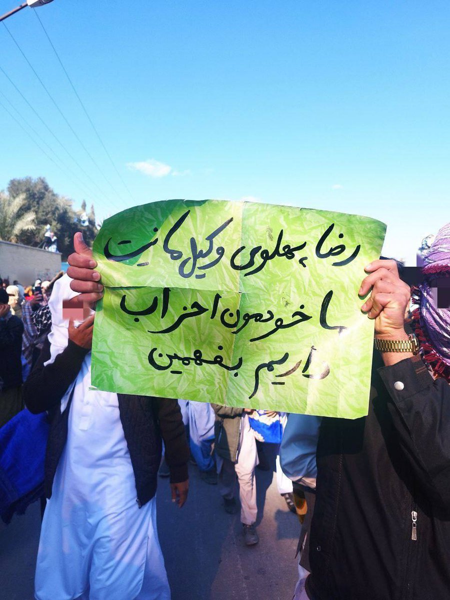 wrdstn1136156's tweet image. دموکراسی یعنی به مردمی که احزاب دارن و چند دهه هست با رژیم مبارزه می‌کنن احترام بگذارید و صدای آنها را خفه نکنی، نه اینکه بری براشون خودسر حزب طرفدار خودت مثل خامنه‌ای تعیین کنی و بگی این نماینده مردمه
#از_دموکراسی_بگو