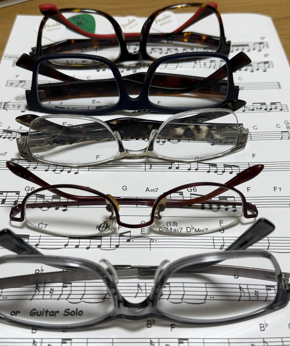 決してファションのためではなく
使用目的によって
それぞれの度数が違う

これ、、面倒で、、たまんない。

近視、遠視、乱視、、全てを持ち合わせているワタシ👀

とくに乱視は酷いらしい

実は、これ以外にも５本持ってるw