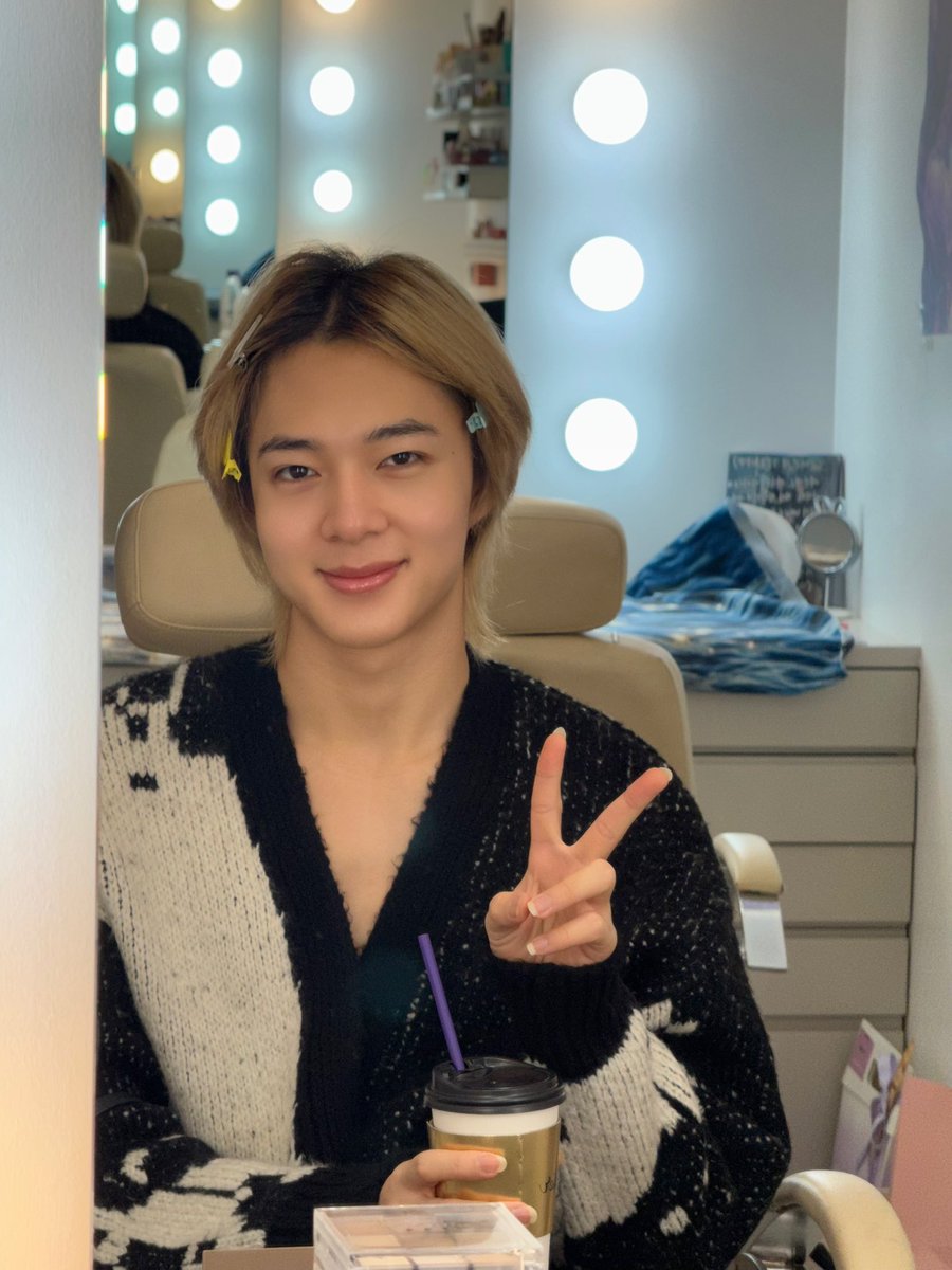 ซีนุนิวแบบติดกิ้บชูสองนิ้ว ถึงจาคนละช่วงเวลาแต่ซีนุนิวโพสท่าเหมินกันเด๊ะ5555555