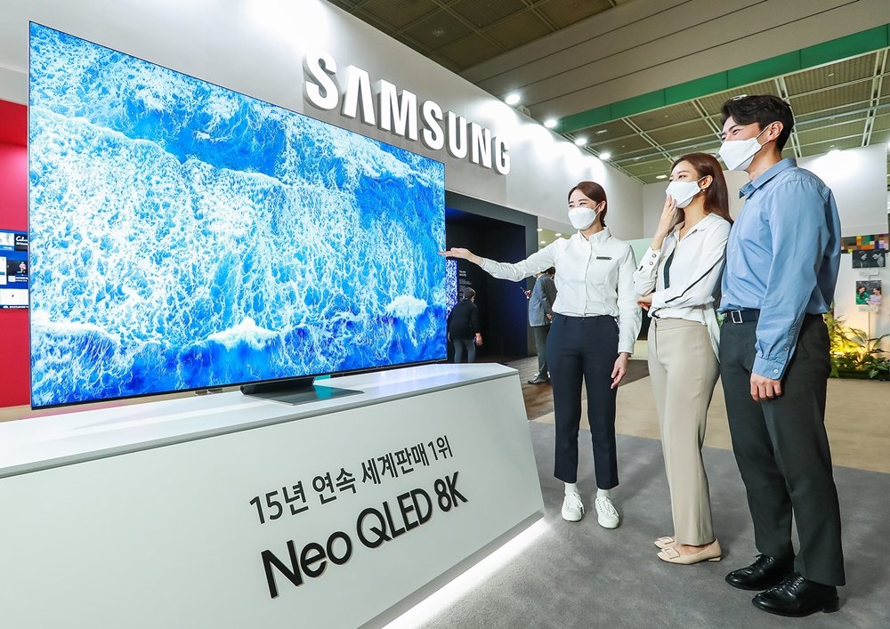 SamMobiles's tweet image. Samsung is the only major brand still selling 8K TVs. So, what happened to 8K TVs that were hyped up in 2020? Read more about it in our article linked in the thread below. ⏬

#8K
