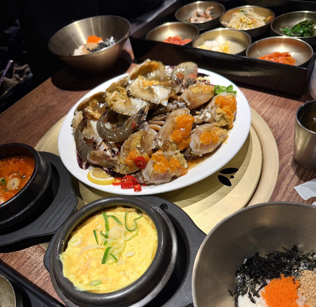 v__vo0zz's tweet photo. 今まで食べた中でダントツ1位！
XXLサイズのカンジャンケジャンの破壊力がすごすぎた🦀🦀

500〜600gのXXLサイズを使った贅沢すぎるカンジャンケジャン定食。

正直、カニのクオリティが別格
👉 臭みが全くない
👉 身はとろとろでとても濃厚
👉 醤油が主張しすぎず、蟹本来の甘みと旨みだけが残る

今まで食べたカンジャンケジャンの中で1番美味しかった！！

カニだけじゃなく
・トビコ入りのごはん
・チゲ
・ふわふわケランチム
・おかわり自由のおかずたち
ずらっと並ぶ定食スタイルなのも最高。

量もクオリティも別格なので
「美味しいカンジャンケジャン食べたい」なら
とてもおすすめです🙆‍♀️

📍 오다리집간장게장
駅三駅7番出口/徒歩４分
現地の人の口コミも良かった◎