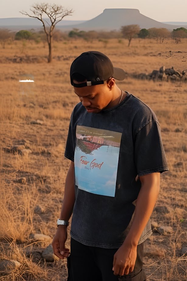 itsShay_E's tweet photo. Merch store up and running. https://t.co/hY7d3FUO4p. WORLDWIDE doorstep deliveries AVAILABLE 

Life Plans EP on the way

LETS GO! 🔥📈 https://t.co/tizeIH3SNy