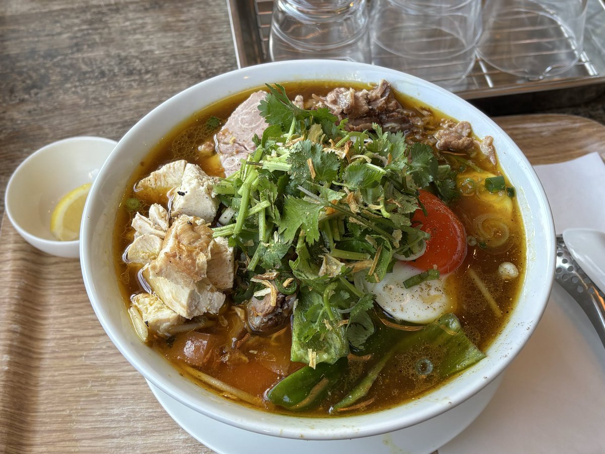麺友様に誘われて昨日行って来たお店

「BROWN ONION Curry Factory」

月1のラーメンの日
こんな綺麗な見た目だけど中身ヤバイ
スープの中のお肉ゴロゴロで凄い
紅茶とライスとデザート付きは🉐

コレ初見殺しなカレーラーメンだわ
ライス少なめにするべきだった

美味しくて🈵🫃🏻🤣御馳走様でした🙏🙇🏻‍♂️