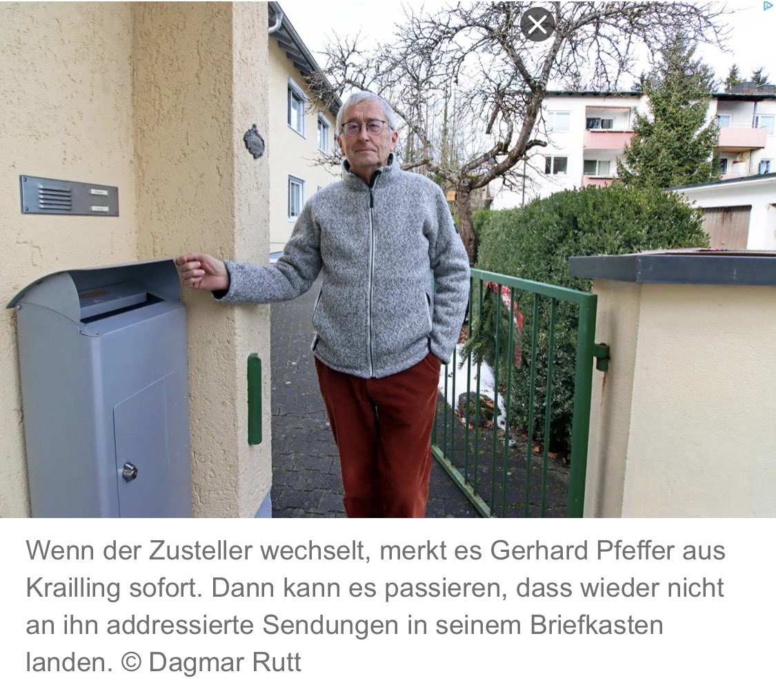 Rentner, die auf Dinge zeigen tweet media