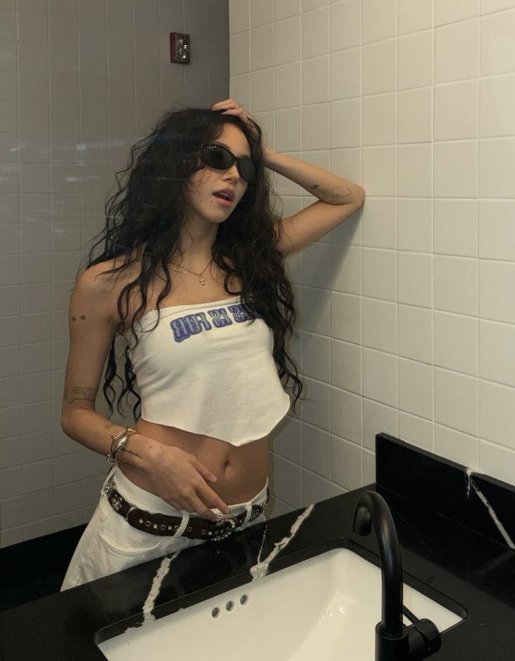 just fell to my knees 

#TWICE #트와이스 #CHAEYOUNG #채영