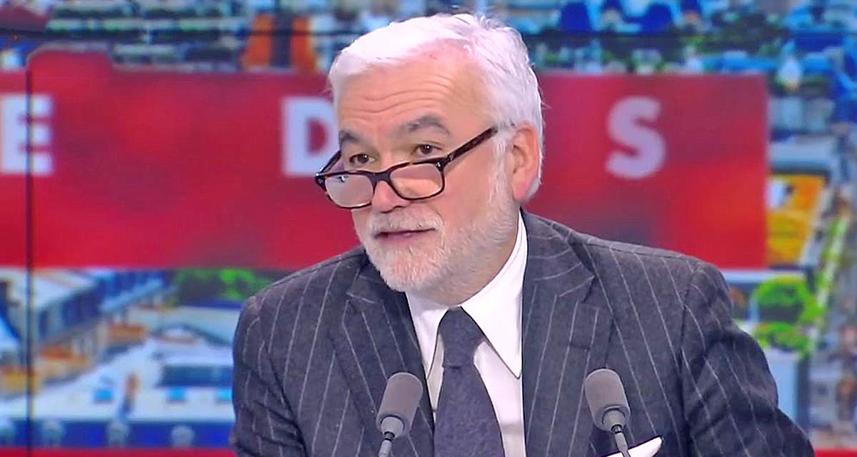 actuetpolitique's tweet photo. 🚨‼️🇫🇷 URGENT - Pascal Praud estime que « la droite a été, du début jusqu’à la fin du vote budgétaire, lamentable » en ne censurant pas « un budget qui creuse le déficit et aggrave la dette ». (Direct) https://t.co/NlbWfwQQqy