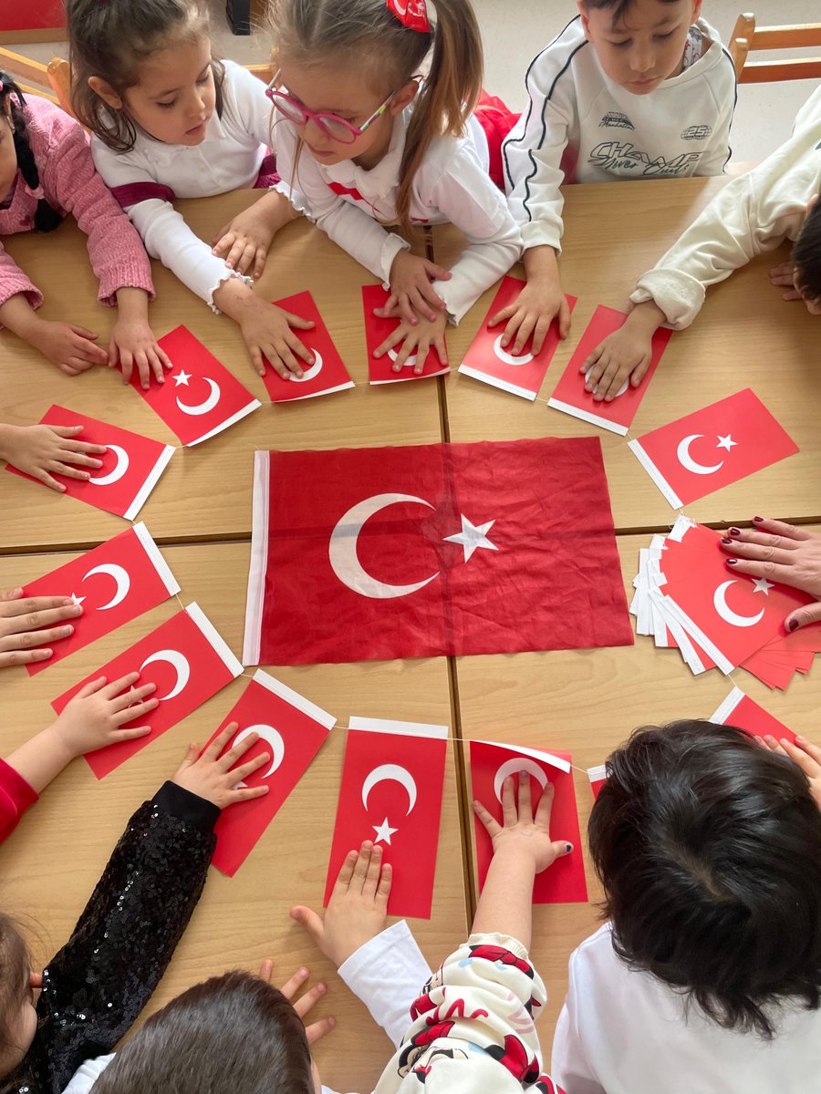 bahcesehir_k12's tweet photo. İlk Dersimiz: Bayrak Sevgisi 🇹🇷

Birlik ve beraberliğimizin simgesi Türk bayrağımız, tüm kampüslerimizde gururla dalgalanıyor. 🇹🇷

#BayraklaBaşlayanOkul
#BahçeşehirKoleji ❤️💙 https://t.co/u13RWSfnKU