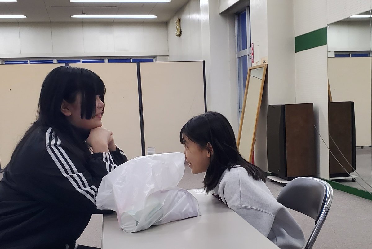 kieera_0705's tweet photo. 今日は公民館で練習🎸動画もとりたーい！ということでこの2人を連れてきました！
何やらヒソヒソ( ∵)(∵ )
この顔よww🤣なーに企んでんの🤣
 #青森ギター少女 が2人🎸🎸 https://t.co/NfJgybU50y