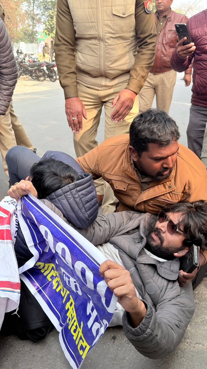 उत्तर प्रदेश में "नौकरियों का जलसा" निकला है!

राजधानी लखनऊ में योगी सरकार की बहादुर पुलिस पिछड़े, दलित युवाओं को घसीट- घसीट कर नौकरी
दे रही है!

प्रधानमंत्री मोदी और मुख्यमंत्री योगी आदित्यनाथ, इस जलसे के "चश्मदीद गवाह" हैं! <a href="/narendramodi/">Narendra Modi</a>

#69000_शिक्षकभर्ती_आरक्षण_घोटाला