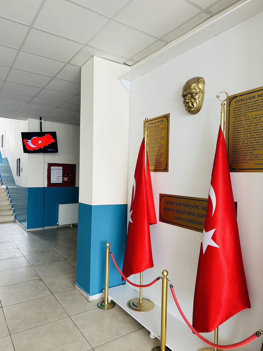 YedisuYBO's tweet photo. "Dalgalan sen de şafaklar gibi ey şanlı hilâl!
Olsun artık dökülen kanlarımın hepsi helâl.
Ebediyyen sana yok, ırkıma yok izmihlâl;
Hakkıdır, hür yaşamış, bayrağımın hürriyyet;
Hakkıdır Hakk’a tapan milletimin istiklâl!"
#istiklalBayraklaİstikbalMaarifle 
#BayraklaBaşlayanOkul https://t.co/OvWeWkbSzL